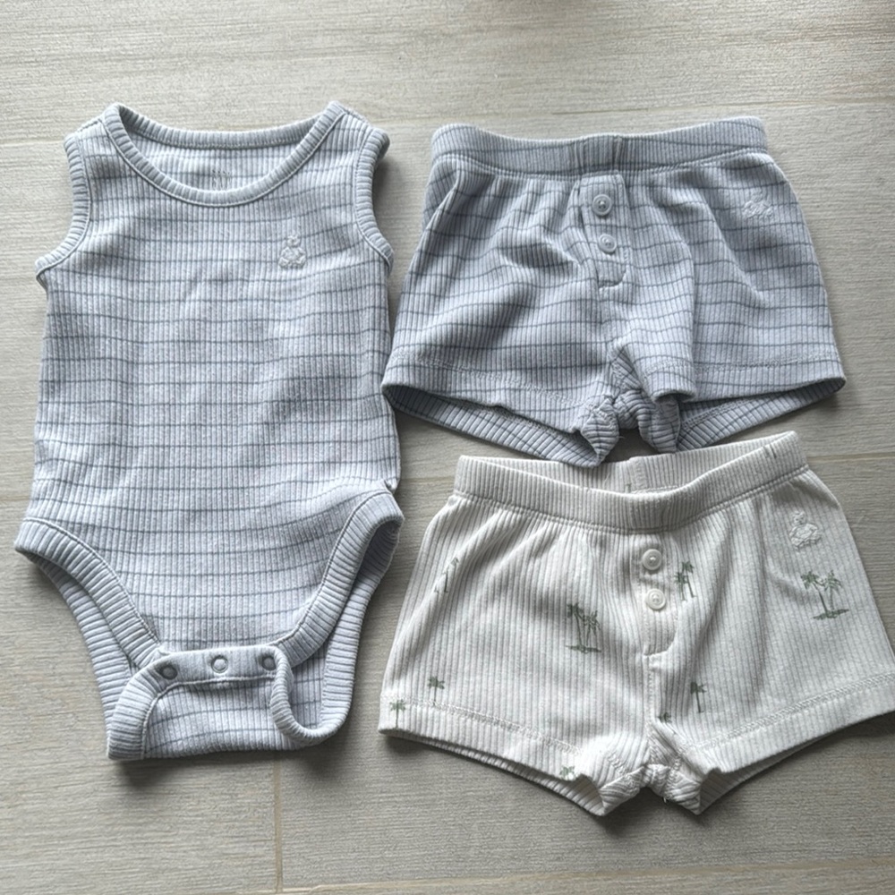 Ribbed Baby Bodysuit and Shorts Set - Gray and White